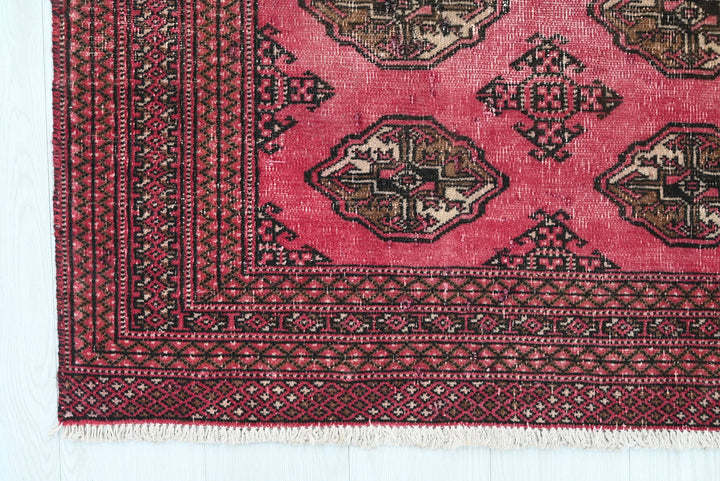 red Accent rug 3' 4" x 4' 8"