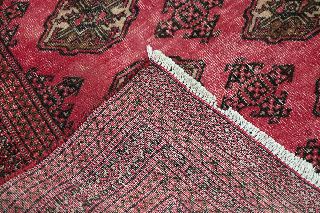 red Accent rug 3' 4" x 4' 8"