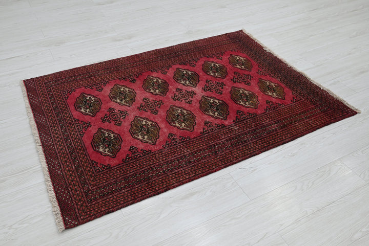 red Accent rug 3' 4" x 4' 8"