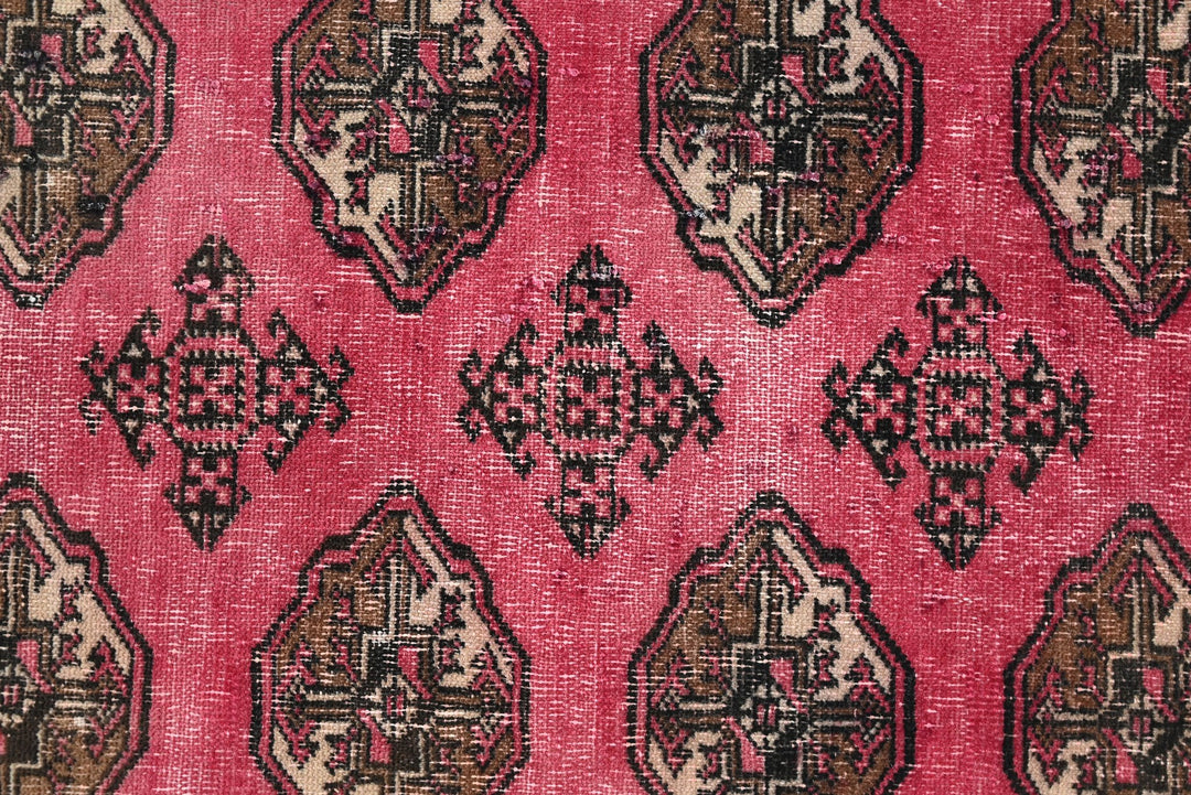 red Accent rug 3' 4" x 4' 8"