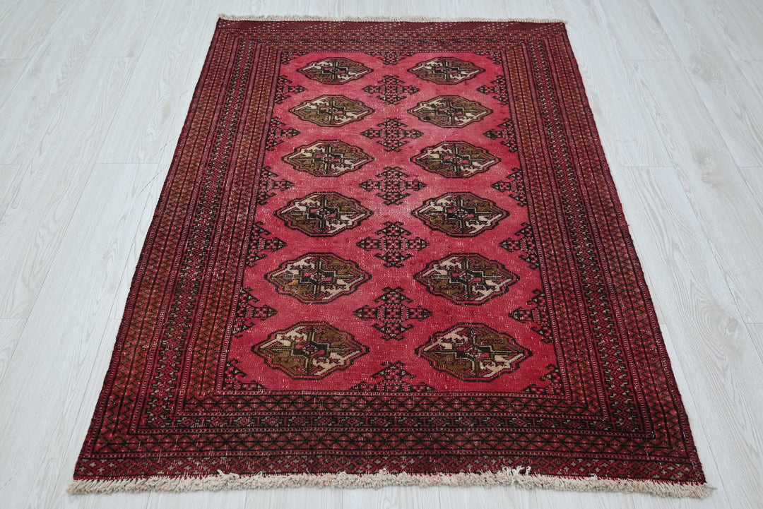 red Accent rug 3' 4" x 4' 8"