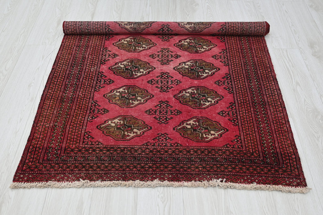 red Accent rug 3' 4" x 4' 8"