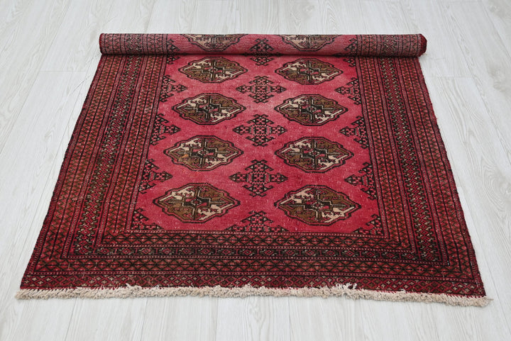 red Accent rug 3' 4" x 4' 8"
