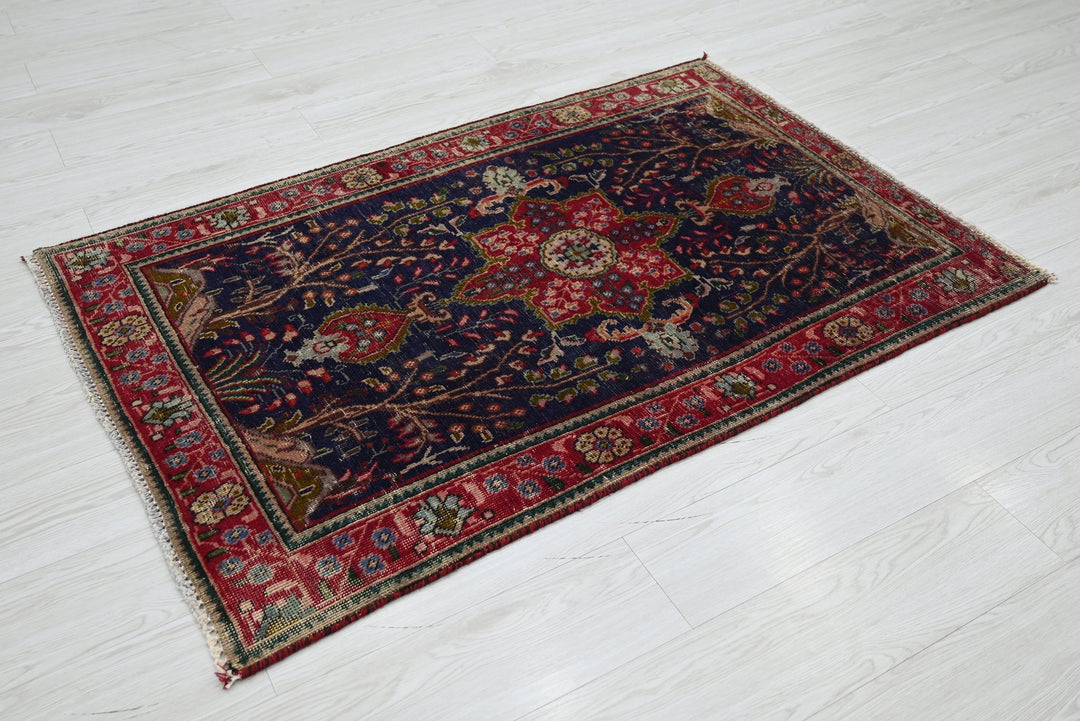 blue Accent rug 3' 0" x 4' 7"