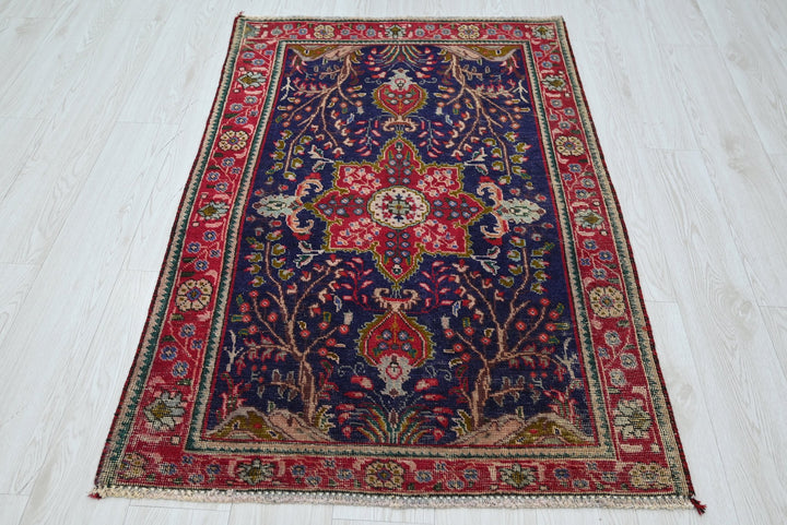 blue Accent rug 3' 0" x 4' 7"