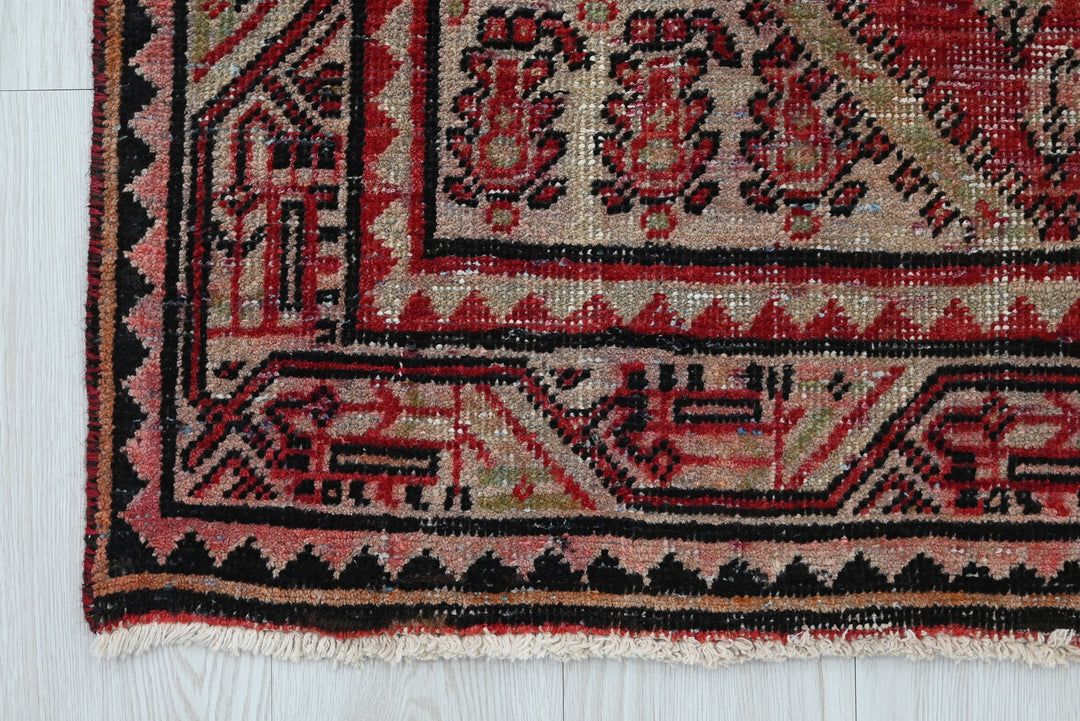 red Accent rug 3' 3" x 4' 8"