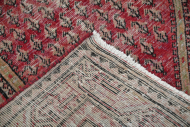 red Accent rug 3' 3" x 4' 8"
