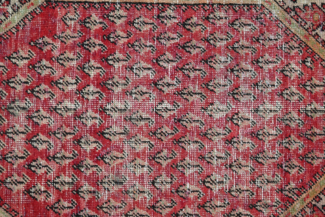 red Accent rug 3' 3" x 4' 8"