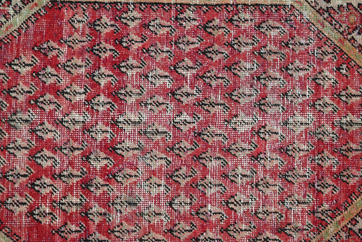 red Accent rug 3' 3" x 4' 8"