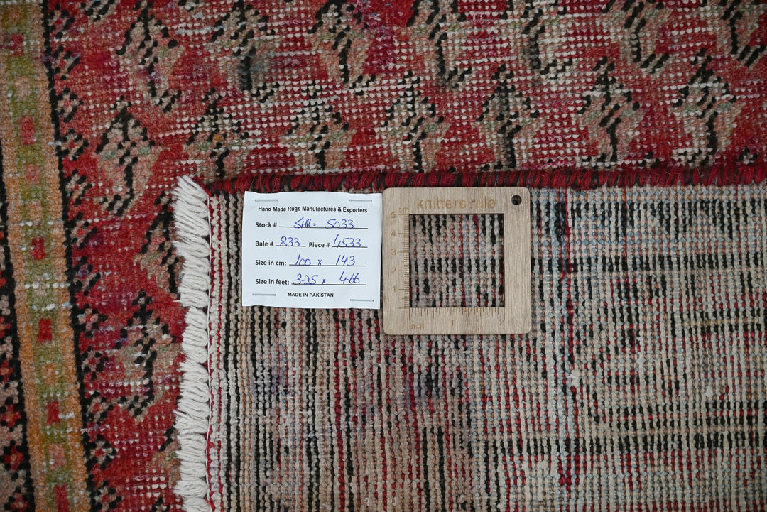 red Accent rug 3' 3" x 4' 8"