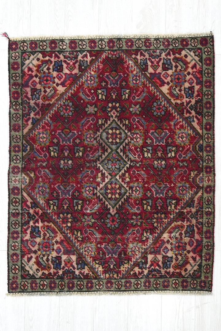 red Accent rug 3' 0" x 3' 11"