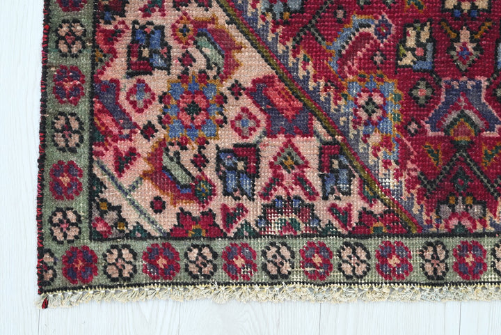 red Accent rug 3' 0" x 3' 11"