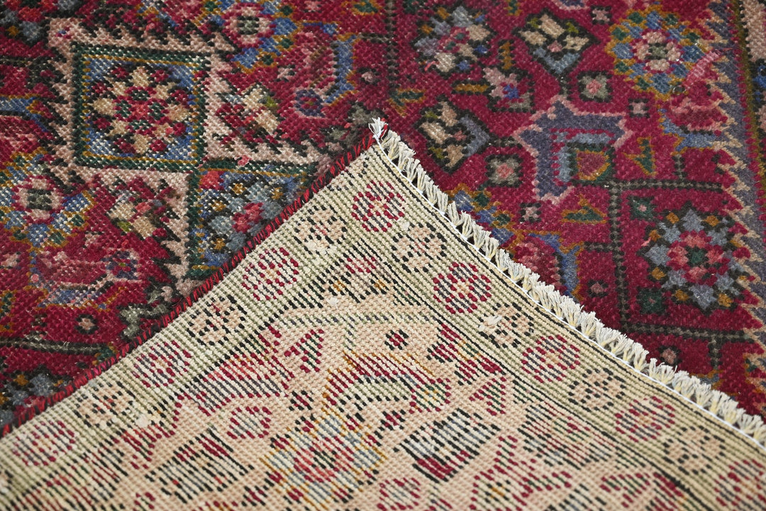 red Accent rug 3' 0" x 3' 11"