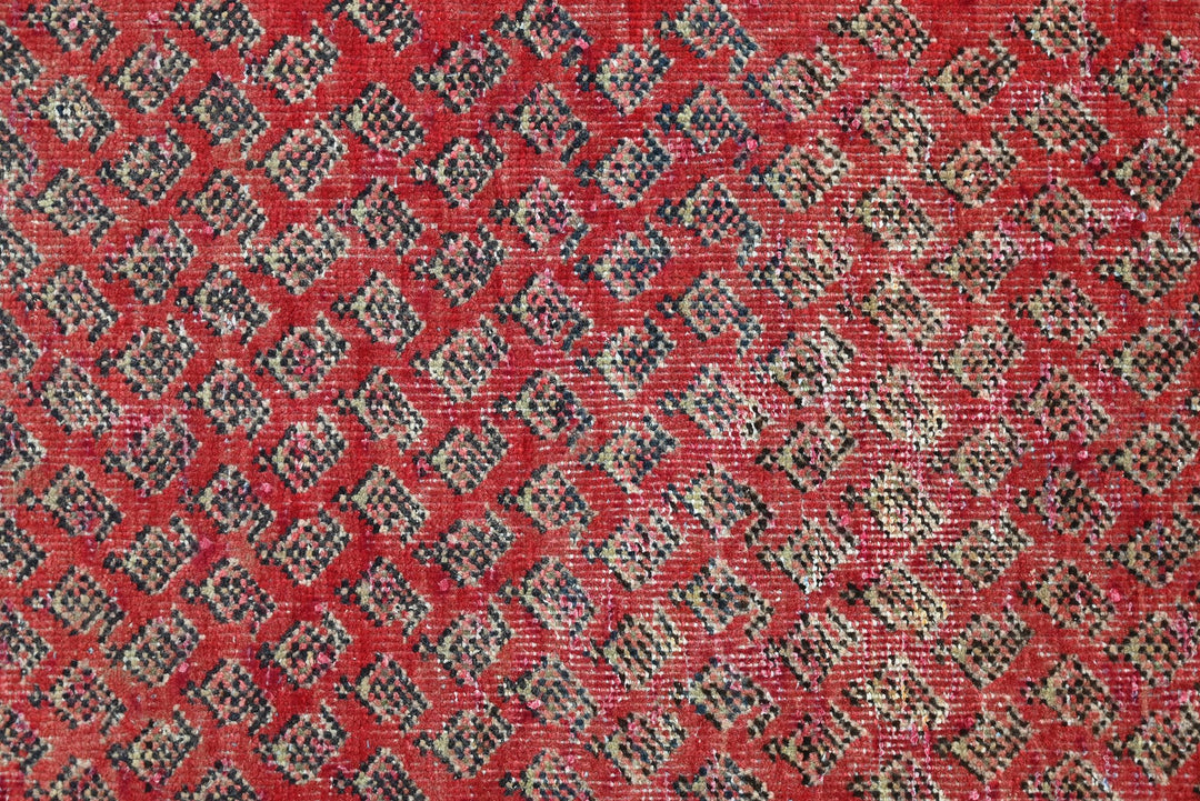 red Accent rug 2' 5" x 4' 1"