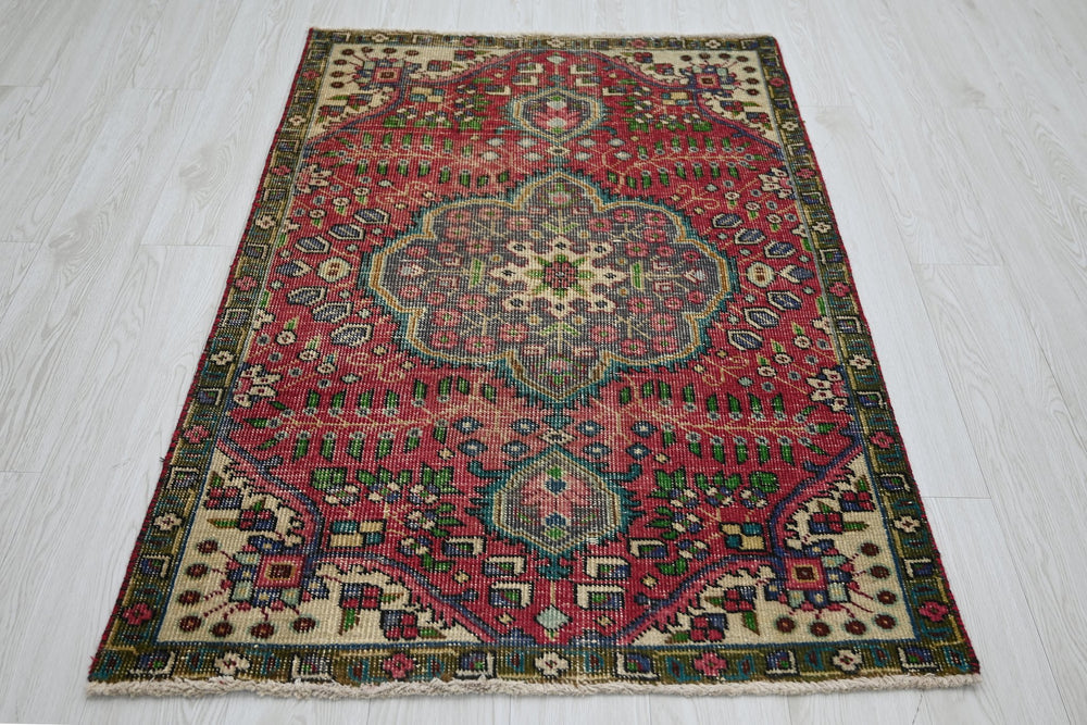 red Accent rug 3' 1" x 4' 7"