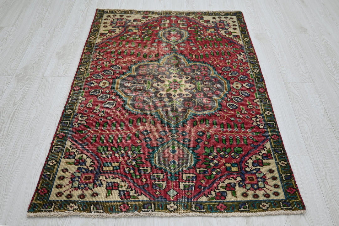 red Accent rug 3' 1" x 4' 7"