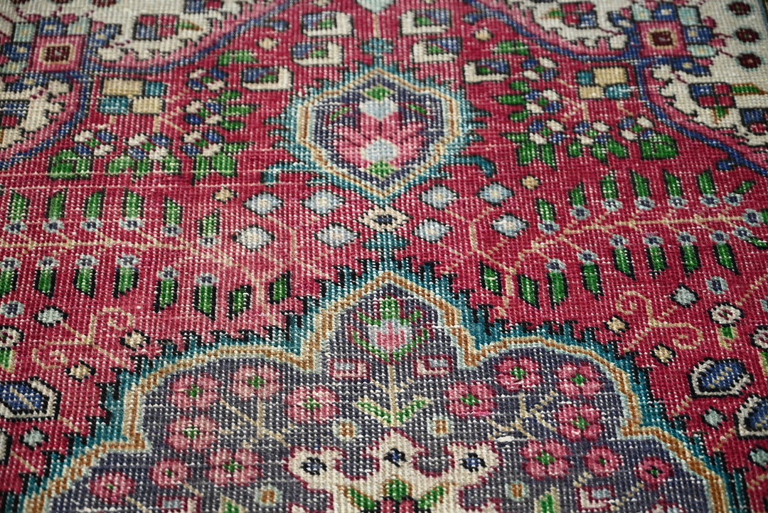 red Accent rug 3' 1" x 4' 7"