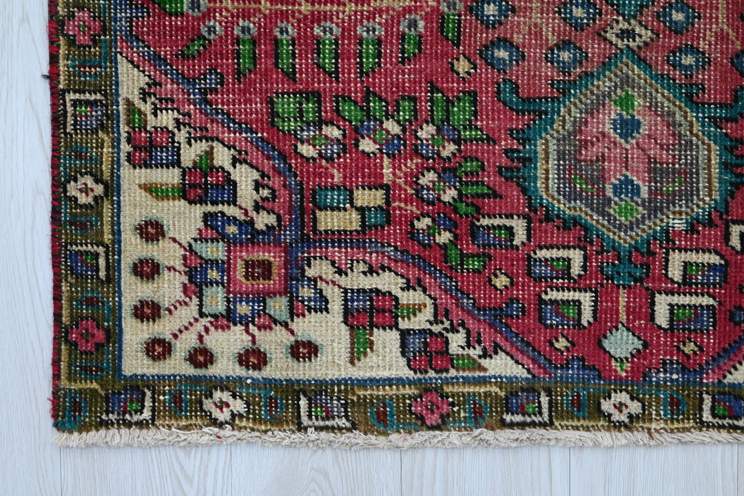 red Accent rug 3' 1" x 4' 7"