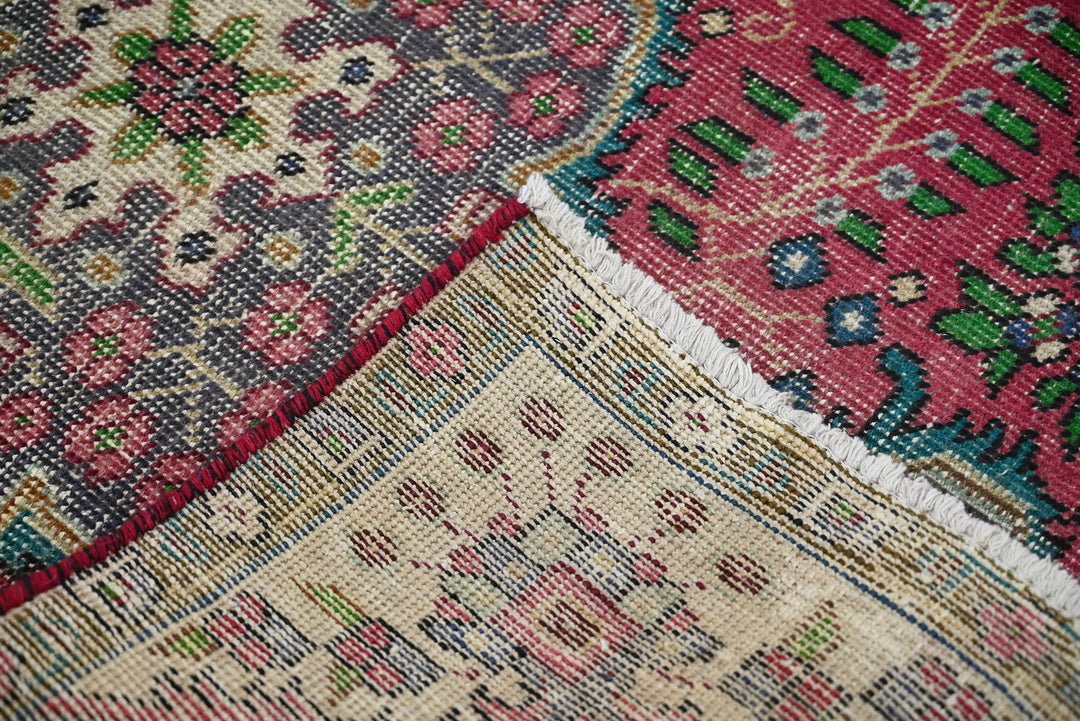 red Accent rug 3' 1" x 4' 7"