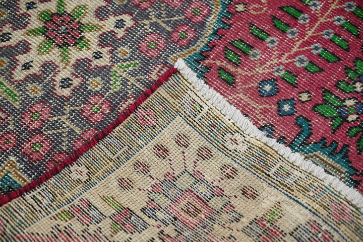 red Accent rug 3' 1" x 4' 7"