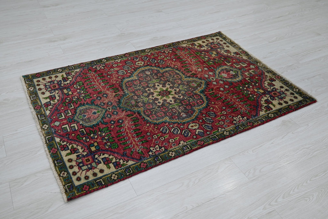 red Accent rug 3' 1" x 4' 7"