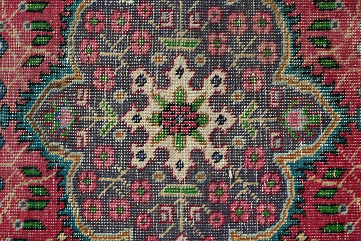 red Accent rug 3' 1" x 4' 7"