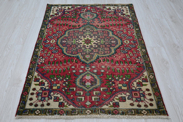 red Accent rug 3' 1" x 4' 7"
