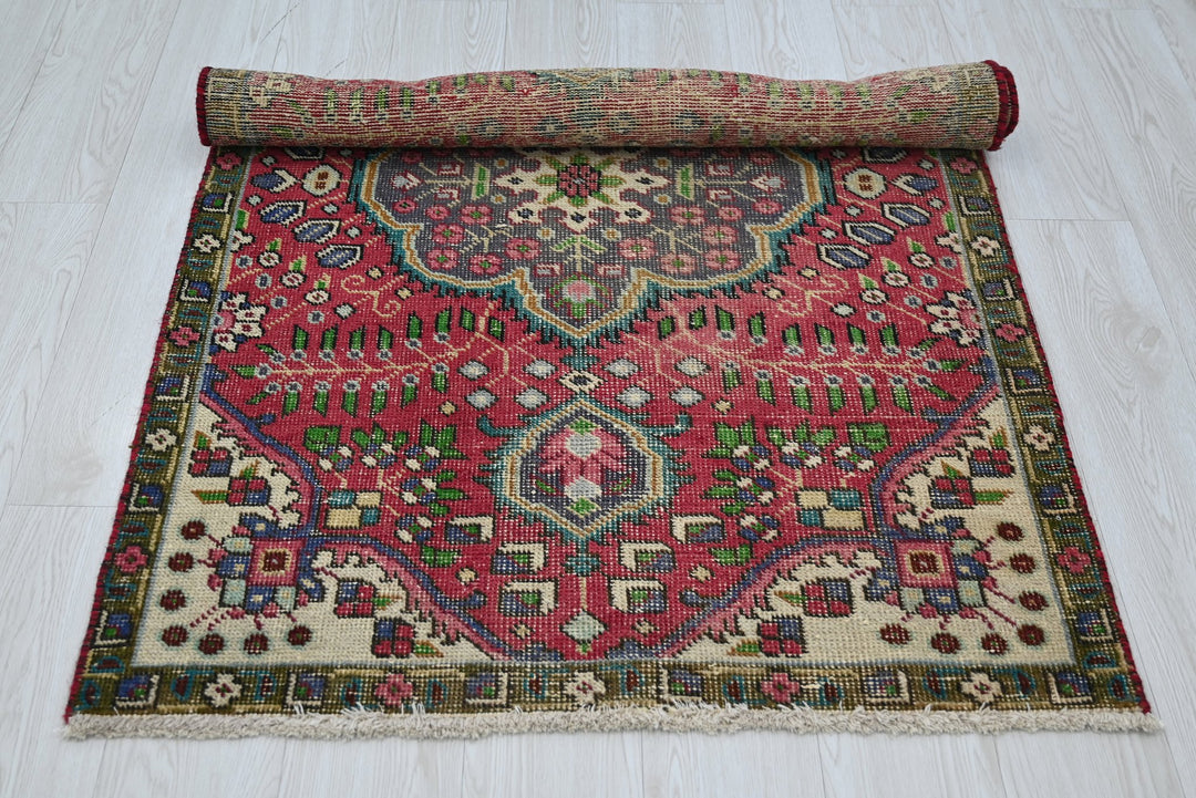 red Accent rug 3' 1" x 4' 7"