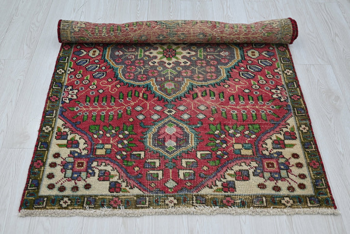 red Accent rug 3' 1" x 4' 7"