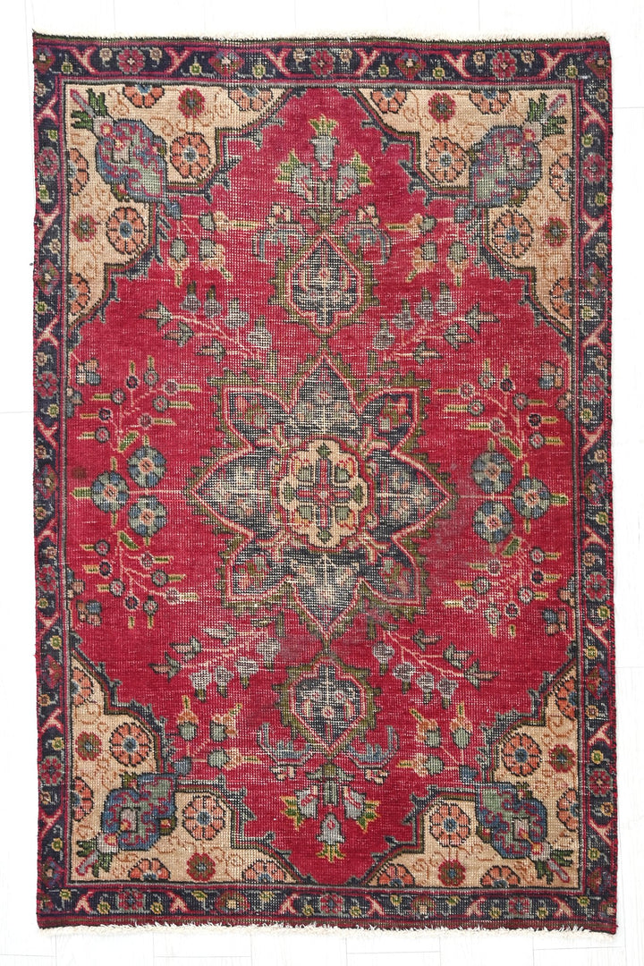 red Accent rug 3' 2" x 4' 8"