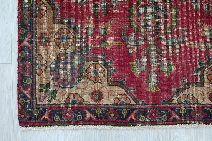 red Accent rug 3' 2" x 4' 8"