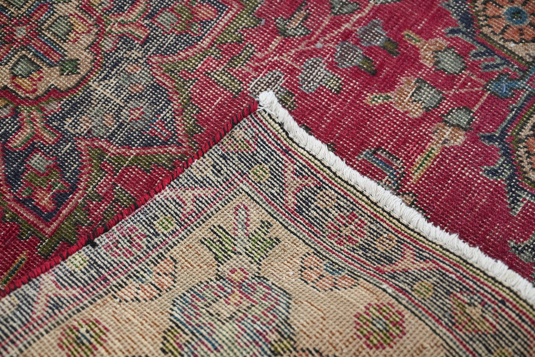 red Accent rug 3' 2" x 4' 8"