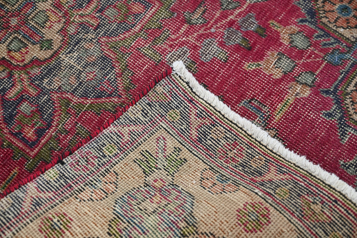 red Accent rug 3' 2" x 4' 8"