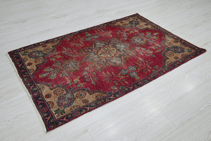 red Accent rug 3' 2" x 4' 8"