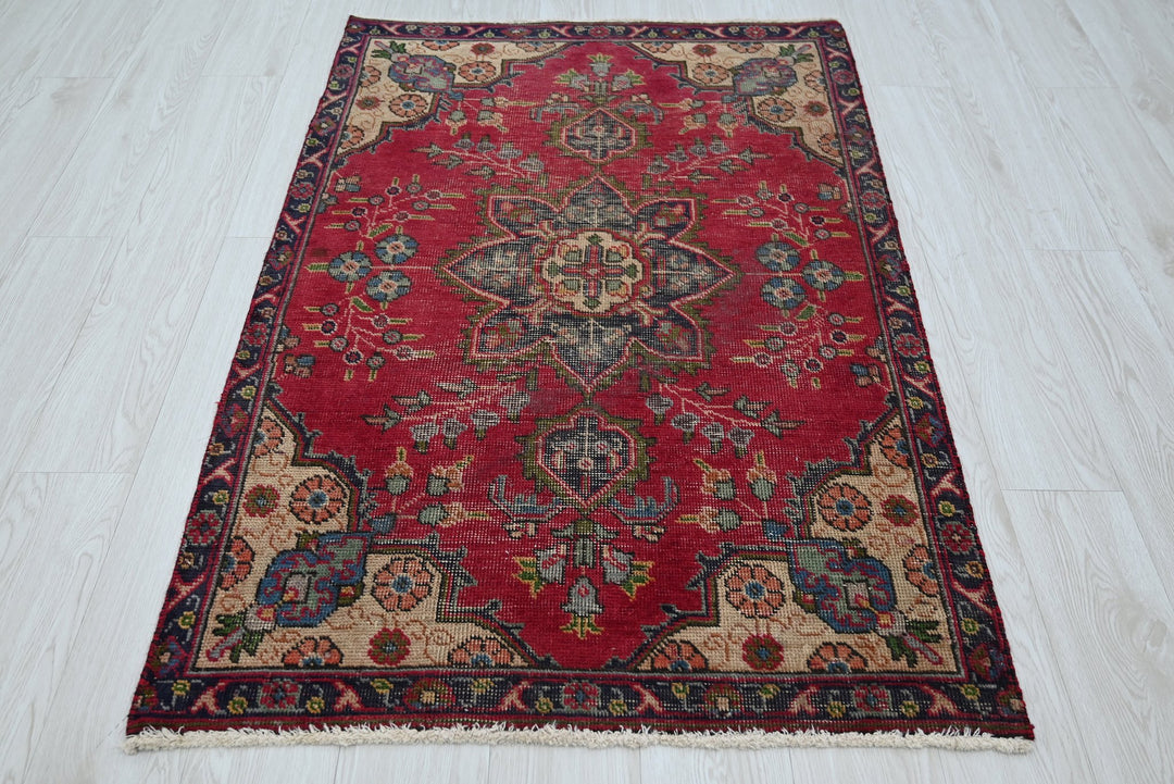 red Accent rug 3' 2" x 4' 8"