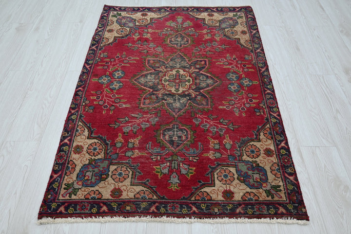 red Accent rug 3' 2" x 4' 8"
