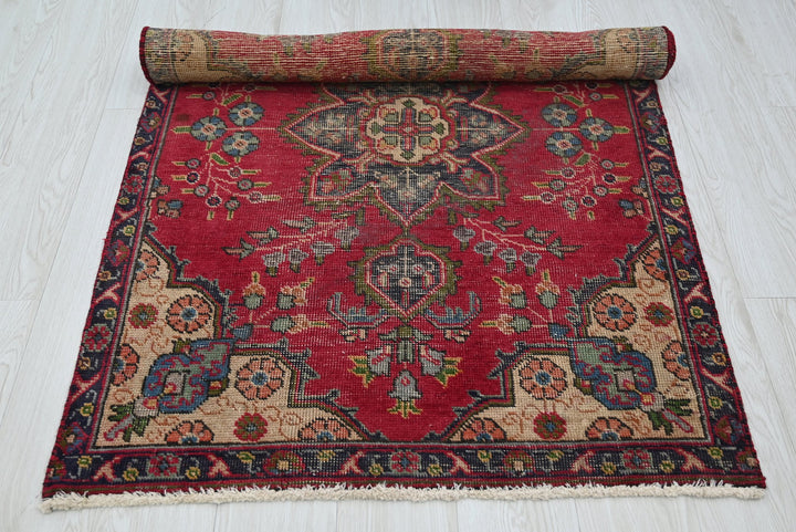 red Accent rug 3' 2" x 4' 8"