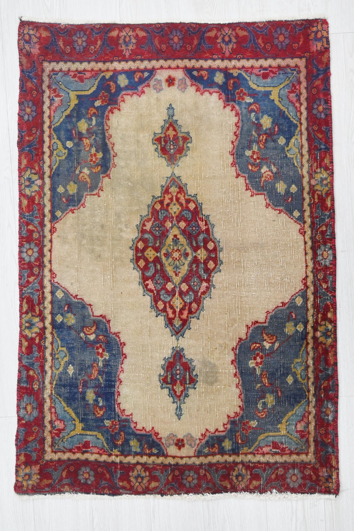 brown Accent rug 2' 8" x 3' 11"