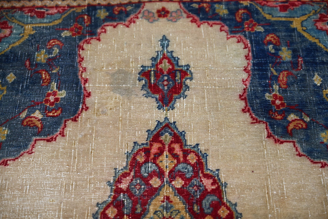 brown Accent rug 2' 8" x 3' 11"