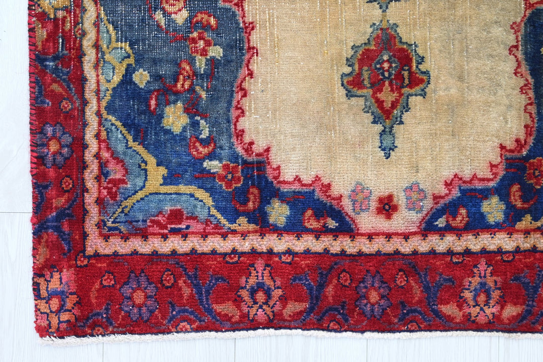 brown Accent rug 2' 8" x 3' 11"