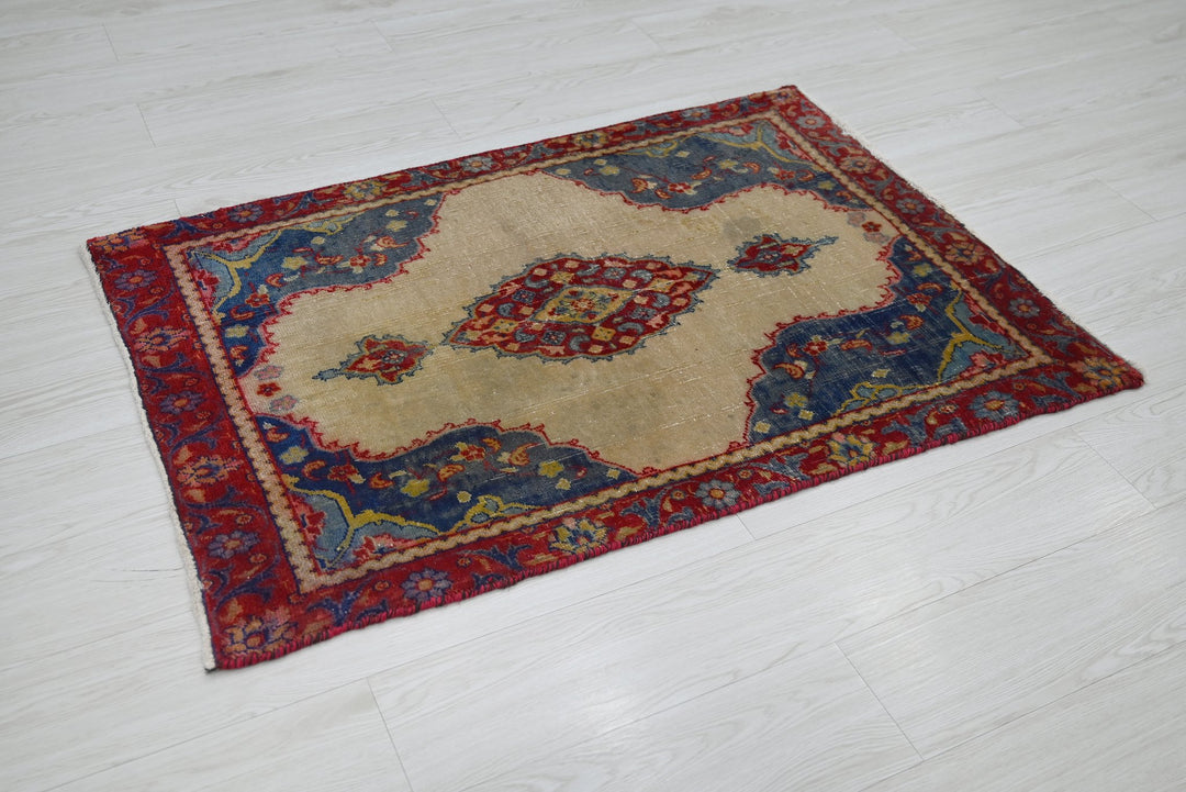 brown Accent rug 2' 8" x 3' 11"