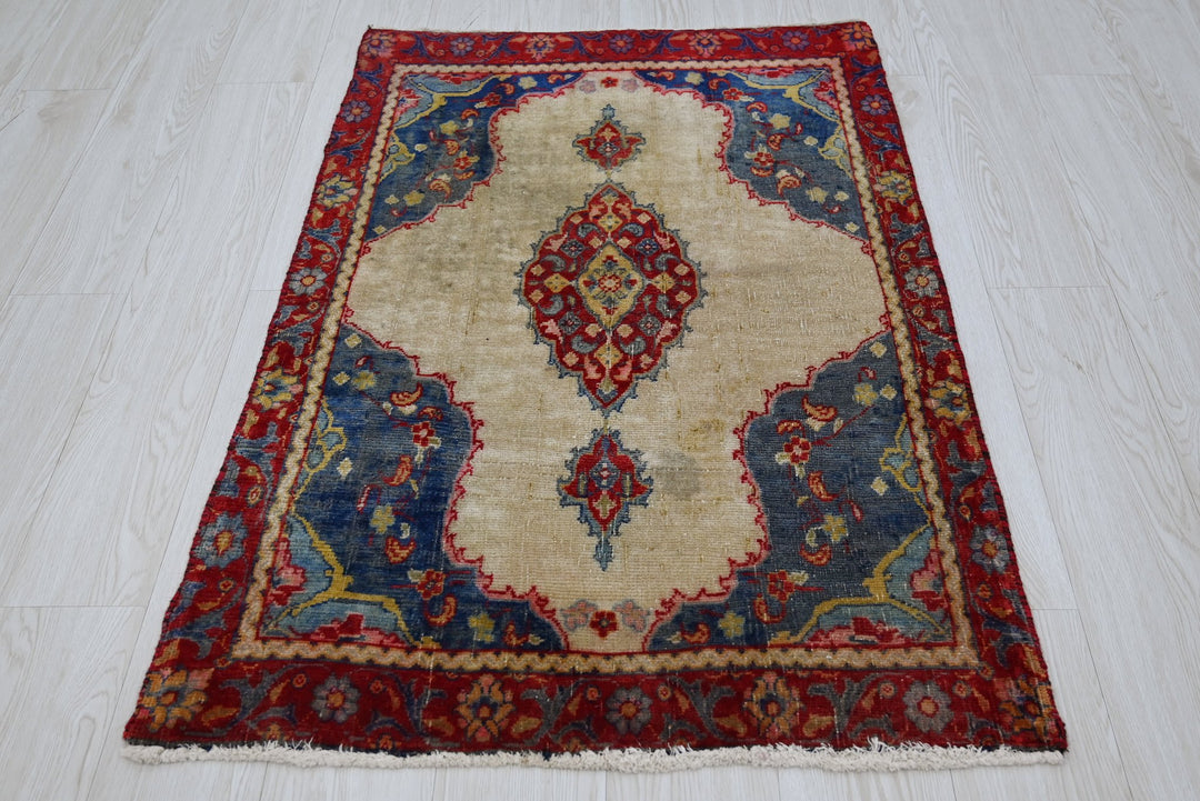 brown Accent rug 2' 8" x 3' 11"