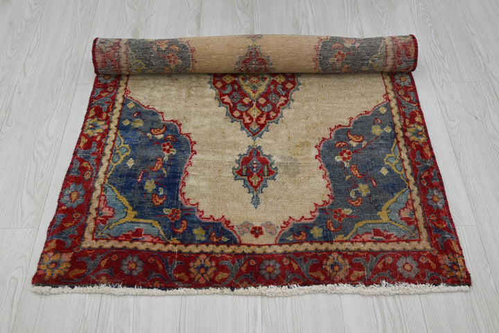 brown Accent rug 2' 8" x 3' 11"