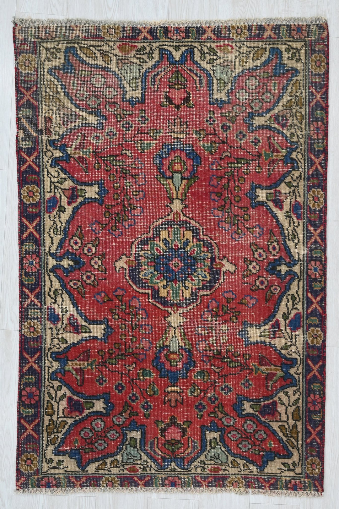red Accent rug 3' 1" x 4' 4"