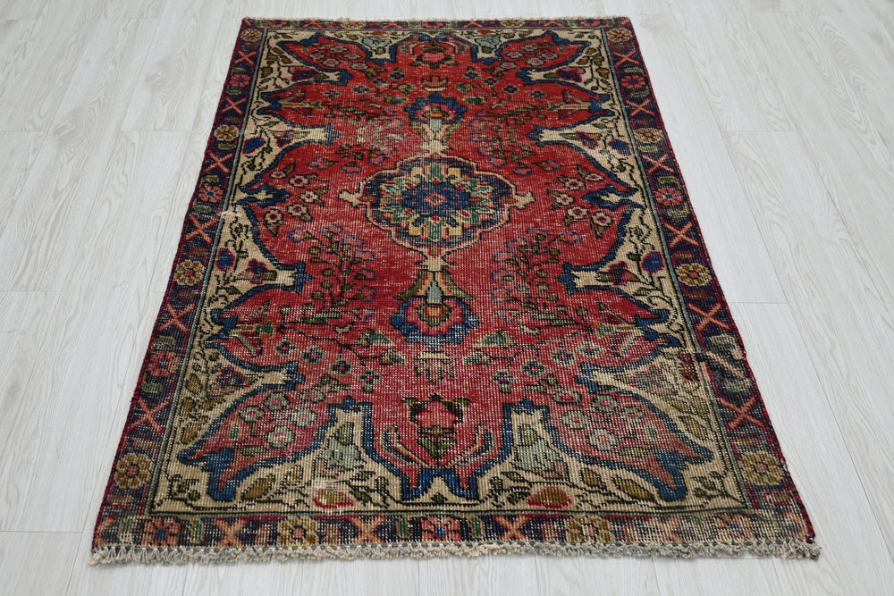 red Accent rug 3' 1" x 4' 4"