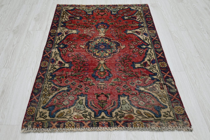 red Accent rug 3' 1" x 4' 4"