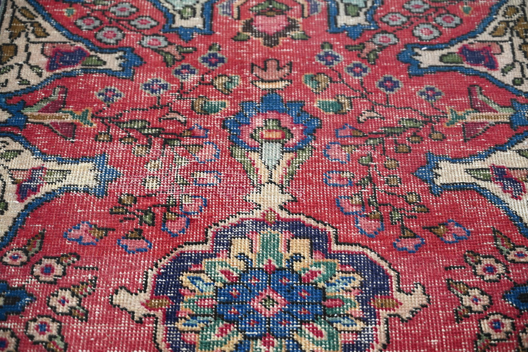 red Accent rug 3' 1" x 4' 4"