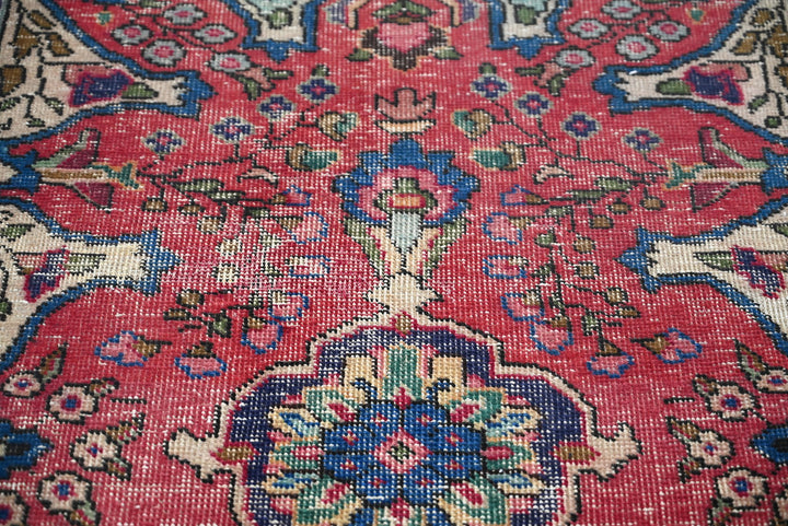 red Accent rug 3' 1" x 4' 4"