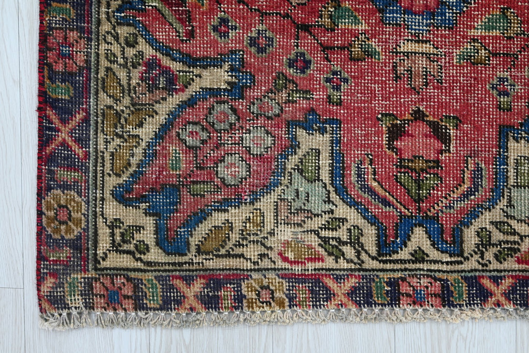 red Accent rug 3' 1" x 4' 4"