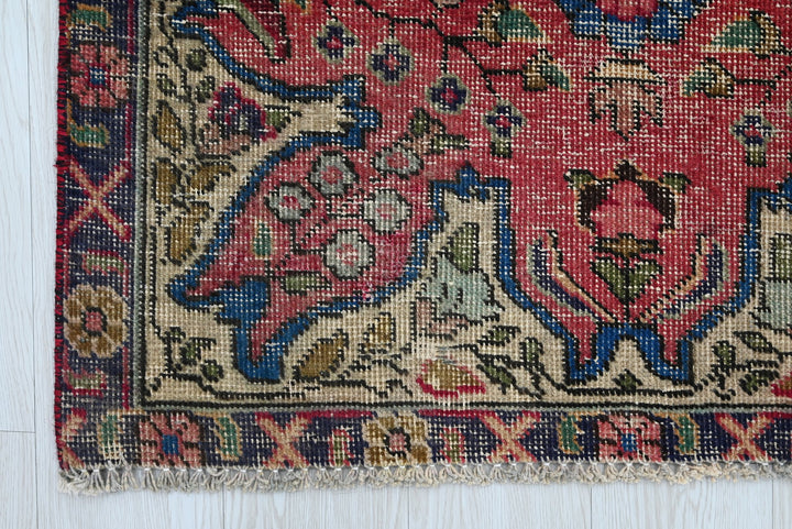 red Accent rug 3' 1" x 4' 4"